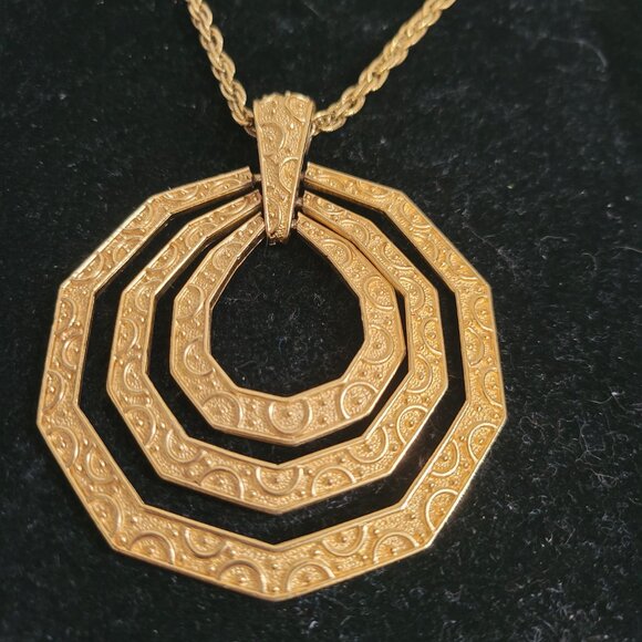 Vintage Trifari  Gold tone Statement Necklace/Pendant - Picture 2 of 4